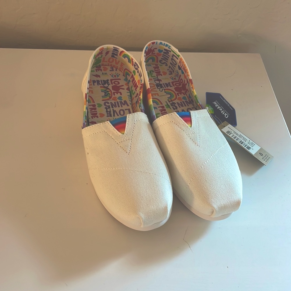 White / Rainbow Toms Alpargata (Pride) - size 8